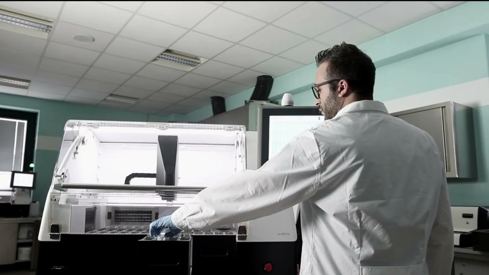 Tehnician de laborator operând coloratorul automat Giotto